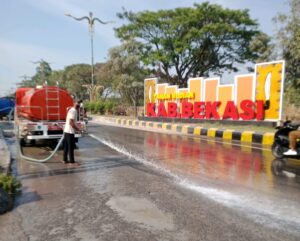 Mobil Tangki Air Dikerahkan, Bersihkan Debu Sisa Adonan Truk Molen di Tegal Danas