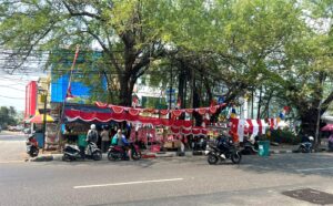 Jelang HUT RI, Lapak Bendera Merah Putih Berjejer di Bekasi, Pedagang: Masih Sepi Pembeli