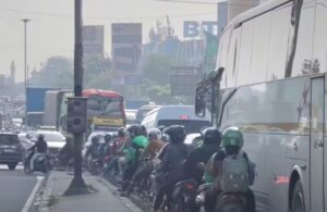 Truk Pengangkut Wortel Mogok di Jalan HM Joyo Martono, Lalu Lintas Macet Mengular