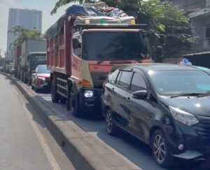 Truk Muatan Alat Berat Mogok di Depan Tajimalela, Jalan Siliwangi Padat Merayap