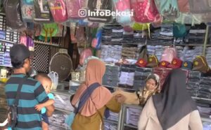 Jelang Tahun Ajaran Baru, Pembeli Seragam Mulai Ramai di Pasar Kranji Bekasi