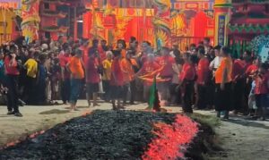 Ritual Tahwee: Berjalan di Atas Bara Api Penyucian Diri di Cibarusah