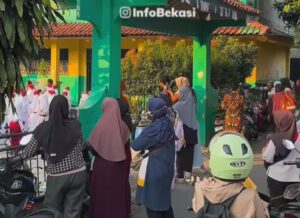 Potret Emak‑Emak di Bekasi, “Wonder Women” di Hari Pertama Sekolah