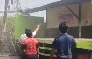 Truk Tanpa Muatan Hantam Bangunan Pinggir Jalan Raya Setu