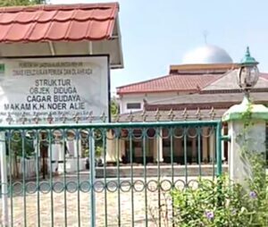 Kompleks Makam K.H. Noer Alie: Jejak Perjuangan dan Cagar Budaya di Ujung Harapan