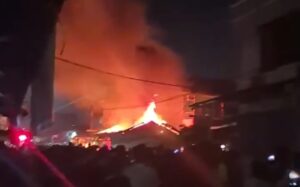 Api Melalap Warkop di Belakang Pasar Tambun, Listrik Sekitar Padam