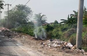Kondisi Jalan Pulo Timaha: Sampah Menumpuk Dibakar, Jalan Rusak Mengganggu Warga