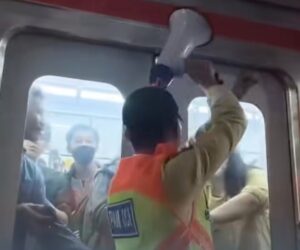 Viral, Tangan Pemumpang KRL Terjepit Pintu, Kopi Tetap Dipegang
