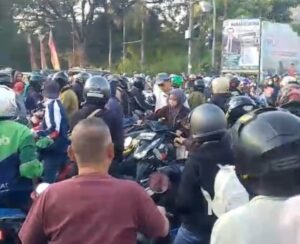 Macet Total di Jembatan Besi Karang Satria, Satu Jam Setengah Kendaraan Tak Bergerak