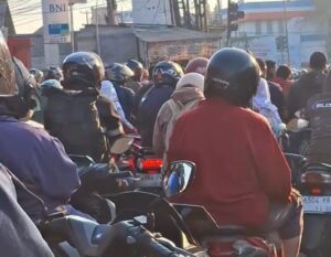 Di Tengah Macet Jembatan Besi, Warga Bagikan Cara Berdamai dengan Kemacetan