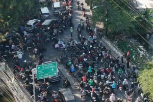 Dishub: Tumpang Tindih Aktivitas Warga di Jembatan Besi Kerap Bikin Macet Saat Jam Sibuk