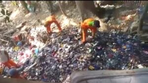 Saluran Air Teluk Buyung Dibersihkan, DLH Ingatkan Warga Jangan Buang Sampah Sembarangan