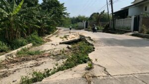 Jalan Sukamukti Bojongmangu Longsor Berbulan-Bulan, Warga Minta Perbaikan