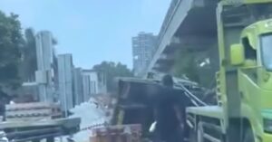 Diduga Terperosok Galian Proyek, Truk Muatan Herbel Terguling di Pertigaan Kincan