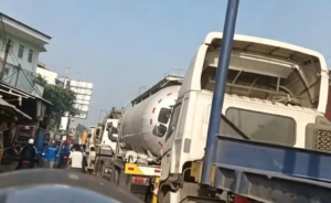 Jalan Marunda Makmur Tarumajaya Dipadati Truk, Pemotor Kesulitan Melintas