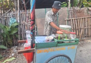 Kegigihan Husen, Pedagang Es Obyoh: 18 Tahun Berkeliling Demi Sekolahkan Anak
