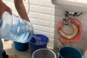 Air Mati Seharian, Warga Durenjaya Habiskan Rp120 Ribu Beli Galon