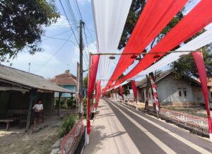 Bendera Merah Putih Sepanjang 500 Meter Swadaya Warga Hiasi Kampung Pentim