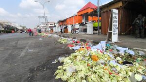 Penampilan Baru Pasar Cikarang “Tercoreng” Tumpukan Sampah di Badan Jalan