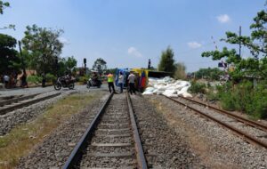 Truk Terguling Tutup Rel di Kedungwaringin, Kini Jalur Kereta Api Kembali Normal