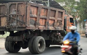 Masalah Truk Sampah Tak Layak dan Air Lindi yang Mengancam Nyawa Warga di Jalan Raya Narogong