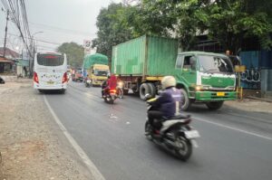 Standar Ketat Melintas di Jalur Black Spot Jalan Siliwangi-Narogong: Helm SNI hingga Larangan ODOL