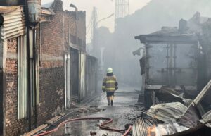 Usai Jinakkan Api, Petugas Damkar Terbaring Lelah di Sela Selang