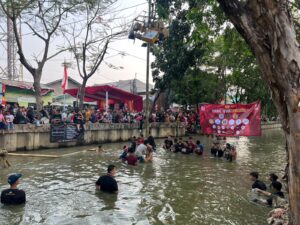 Tak Ada Pinang, Bambu Pun Jadi: Warga Rayakan HUT RI Panjat Bambu di Kali Pintu Air Stadion Muda Jaya