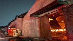 Damkar: Kebakaran di Kaliabang Bungur Melalap Gudang ATK, Api Belum Padam