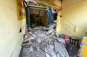 2 Pedagang Ayam Crispy Terluka Akibat Ambruk Bangunan di MGT