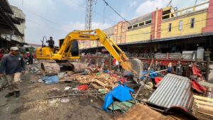Ekskavator “Ratakan” Ratusan Lapak di Samping Pasar Baru Bekasi