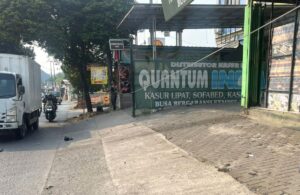 Kabel “Ngondoy” di Mustikajaya, Pengendara Tersangkut hingga Nabrak Motor