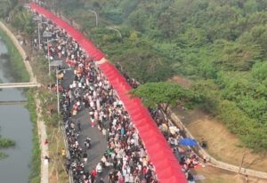 Minggu Pagi di Jalan Harapan Indah Boulevard Bejubel Dipenuhi Warga