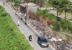 Warga Keluhkan Jalan Puri Harapan, Taman Bayak Sampah, Kali Tertutup Eceng Gondok