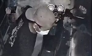 2 Orang Diduga Curi Motor RX-King di Kosan Barokah Mustikajaya Terekam CCTV