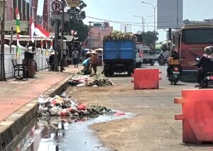 Belum Ada Bak Penampungan, Sampah Pasar Cikarang Berserakan hingga ke Jalan Raya