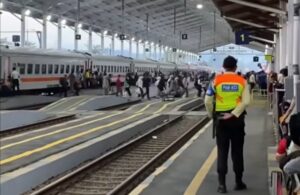 Kereta Lokal Walahar Tarif Rp4.000, Penumpang  Berlarian “War Tempat Duduk”