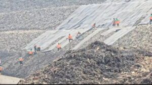 Tekan Bau Menyengat, Gunungan Sampah TPST Bantargebang Ditutup Geomembran
