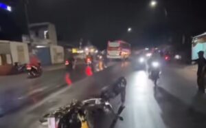 Banyak Pemotor Tergelincir di Jalan Narogong, Warga Sebut Akibat Kerak Lindi Truk Sampah Mencair