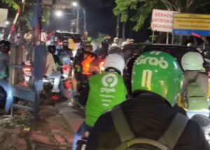 Kepadatan Lalu Lintas Terjadi di Kawasan Bulak Kapal Menjelang Malam