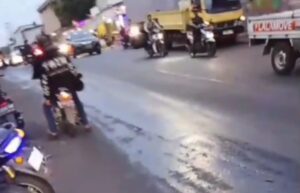 Sempat Bikin Tergelincir Pemotor Gegara Licin, Jalan Narogong Kini Sudah Bisa Dilintasi