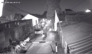 Spion Mobil Raib, Para Pelaku Terekam CCTV Lingkungan Wisma Asri