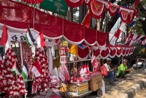 Jelang HUT RI, Pedagang Kelontong Banting Setir Jualan Bendera Merah Putih