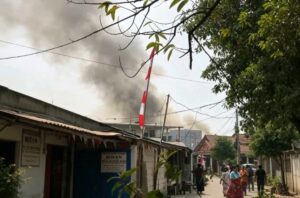 Asap Tebal Membumbung, Kebakaran di Sekitar Jembatan 2 Kalimalang