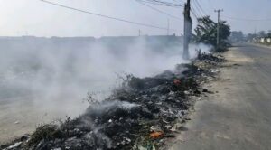 Pembakaran Sampah di Jalan Raya Kedung Jaya, Tidak Jauh dari Area Pertamina