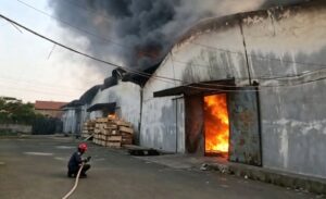3 Armada Damkar Dikerahkan Padamkan Kobaran Api di Kaliabang Bungur
