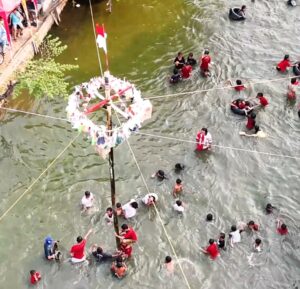 Potret Warga Kampung Asem Kompak Panjat Pinang di Tengah Kali 