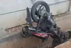 Pemotor Ngebut Tabrak Trotoar Samping Tol Cikunir, Korban Tersungkur ke Parit