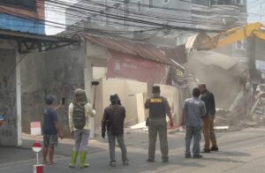 Duduki Lahan Pemerintah Puluhan Tahun, 34 Bangli di Jalan Raya Hankam Dibongkar