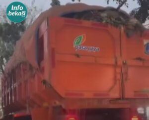 Air Sampah Ngucur dari Truk di Jalan Raya Jatiasih Menuju Bantargebang